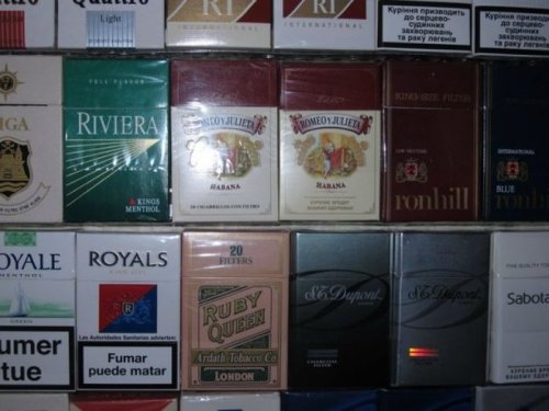Некурящий коллекционер пачек от сигарет (21 фото)