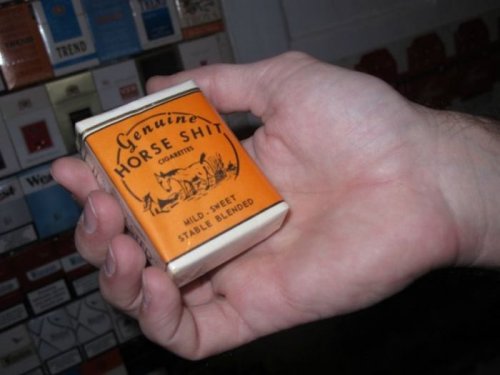 Некурящий коллекционер пачек от сигарет (21 фото)