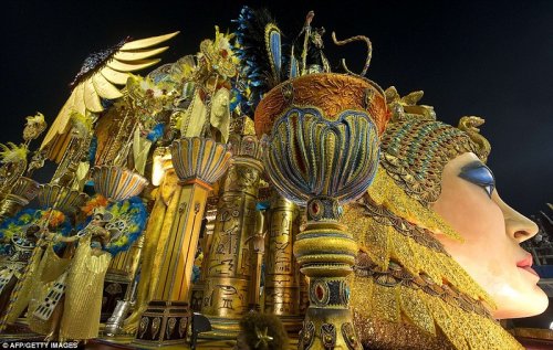 В Рио-де-Жанейро стартовал знаменитый карнавал (19 фото)