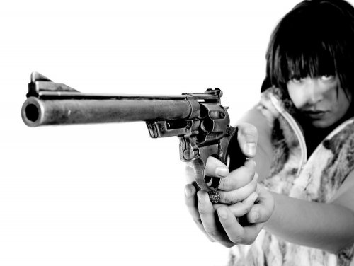 Оружие в руках женщины (34 фото)