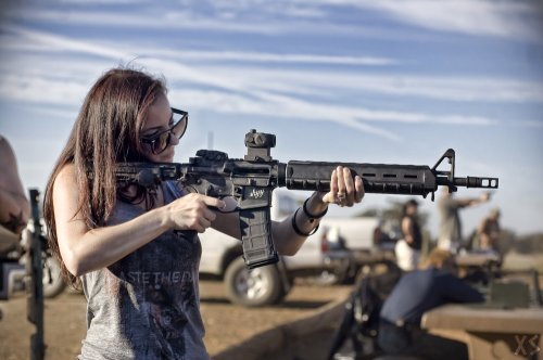 Оружие в руках женщины (34 фото)