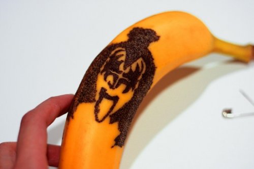 Талантливая художница делает татуировки портретов знаменитостей на бананах