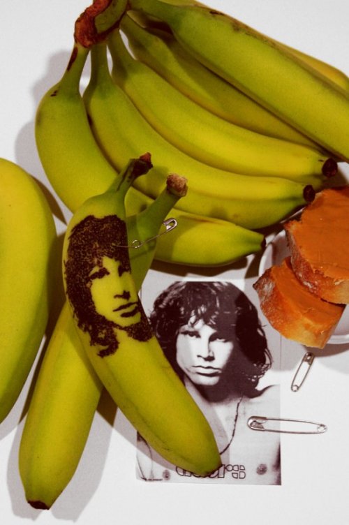Талантливая художница делает татуировки портретов знаменитостей на бананах
