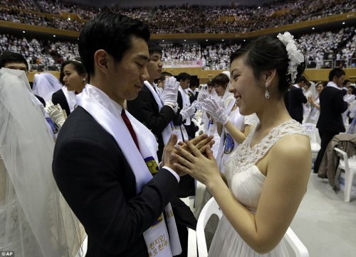 Массовое бракосочетание состоялось в Южной Корее (17 фото + 1 видео)