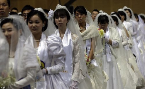 Массовое бракосочетание состоялось в Южной Корее (17 фото + 1 видео)