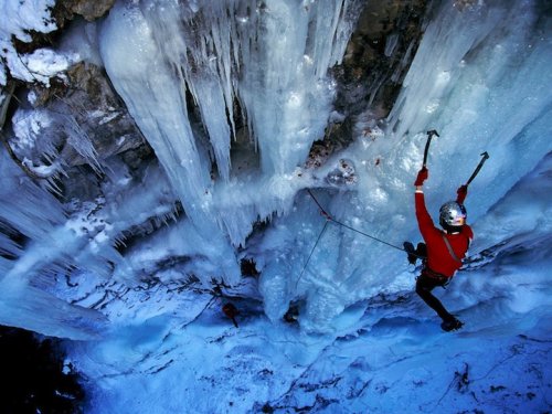 Самые живописные замёрзшие водопады (13 фото)