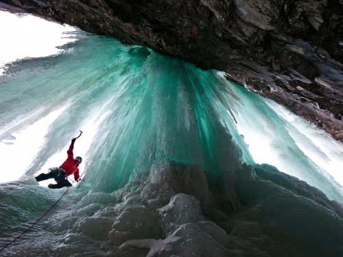 Самые живописные замёрзшие водопады (13 фото)