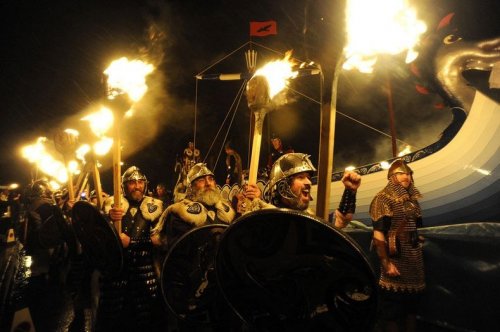 Апхеллио – огненный фестиваль викингов (14 фото)