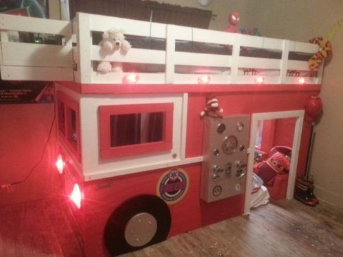 Детский уголок в виде пожарной машины для любимого сына (5 фото)