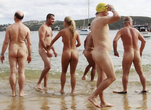 Заплыв нудистов в Австралии (15 фото)