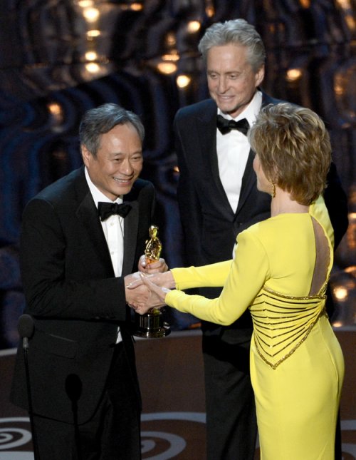 Самые обсуждаемые звёздные наряды Оскар-2013 (22 фото)