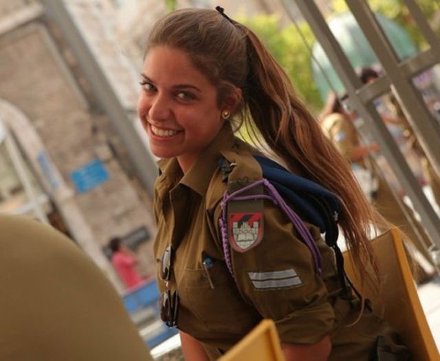 Симпатичная израильская девушка