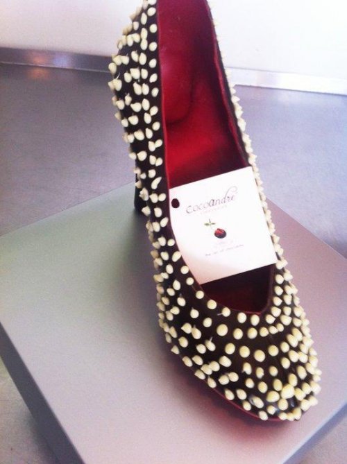 Шоколадные туфли на высоком каблуке – пожалуй, самый лучший подарок на День Святого Валентина для женщин