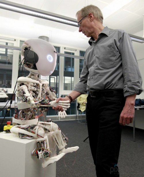 Roboy – робот-мальчик, который будет помогать пожилым людям в быту (8 фото)