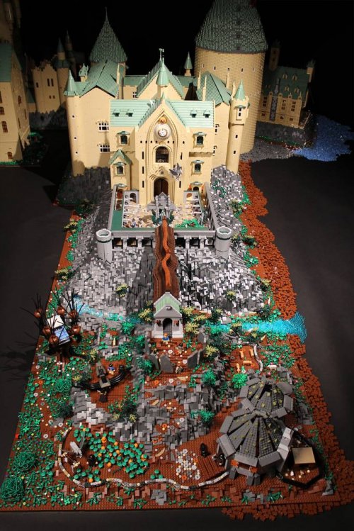 Реплика Хогвартса из 400000 деталей Лего, построенная за год