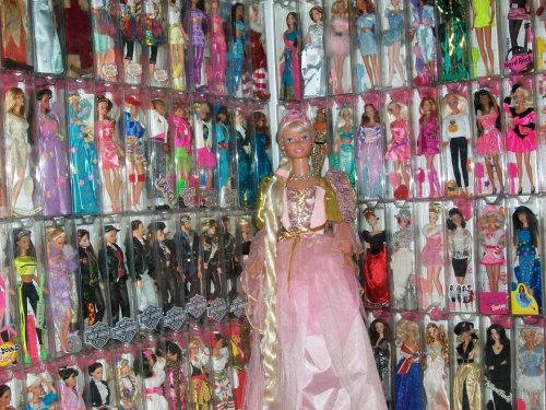 «Мужчина-Барби» ежегодно $30000 тратит на куклы и памятные вещи Барби