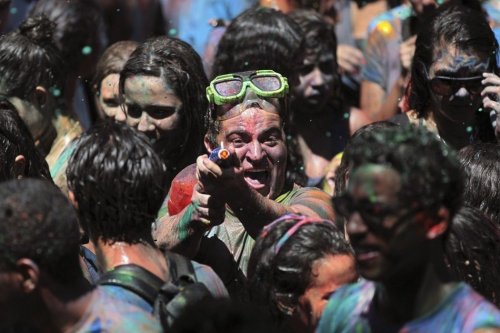 Война красок прошла в Бразилии (11 фото)