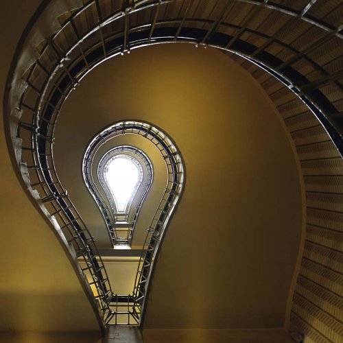 Головокружительные винтовые лестницы в фотографиях Нильса Айсфельда(23 шт)
