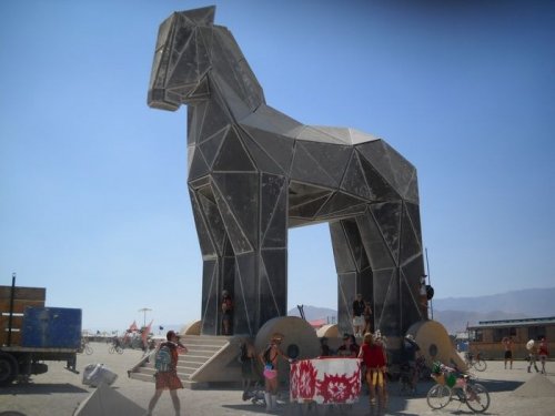 Инсталляции и обнажённые девушки на фестивале Burning Man (25 фото)