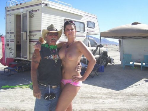 Инсталляции и обнажённые девушки на фестивале Burning Man (25 фото)