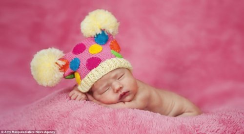 Спящие младенцы в вязаных шапочках (12 фото)