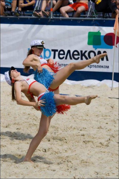 Спортивные украинские девушки из группы поддержки (14 фото)