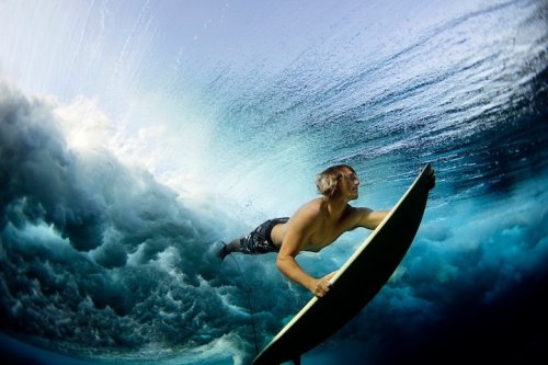 Серфингисты под волнами в объективе Лючии Гриджи (8 фото)