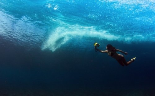 Серфингисты под волнами в объективе Лючии Гриджи (8 фото)
