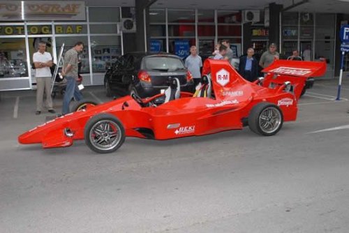 Умелый фанат гоночных машин построил свой болид Формулы-1