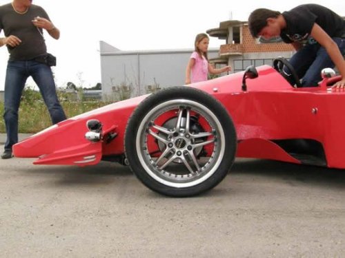 Умелый фанат гоночных машин построил свой болид Формулы-1