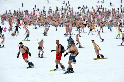Массовый спуск полуголых лыжников и сноубордистов с горы в Кузбассе (14 фото)