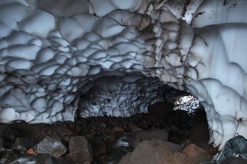 Прекрасная ледяная пещера на Камчатке (23 фото)