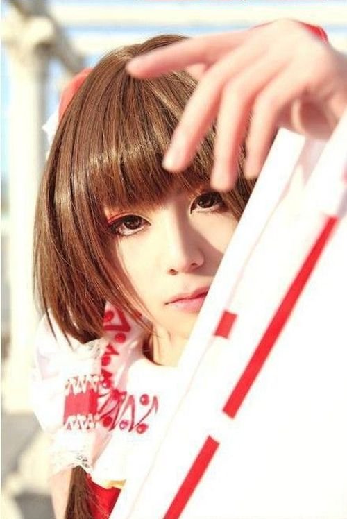 Японская девушка с косплей макияжем и без него (4 фото)