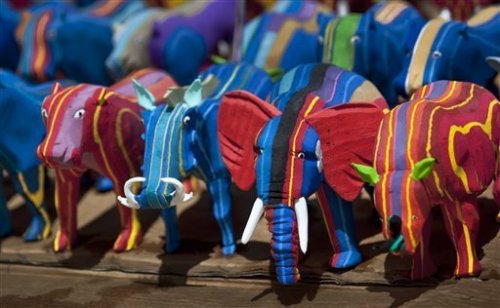 Кенийская компания превращает старые вьетнамки в разноцветные игрушки (12 фото)