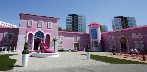 Дом куклы Барби, соответствующий человеческому росту (13 фото)