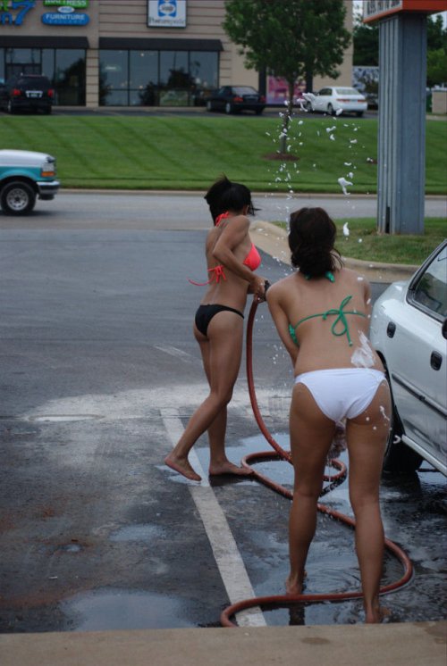 Подружки в бикини моют машины (35 фото)