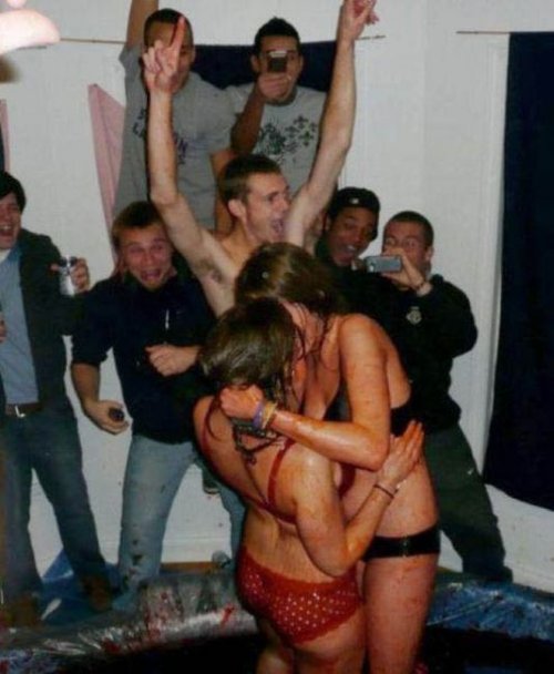 Пьяные девушки на вечеринках (36 фото)