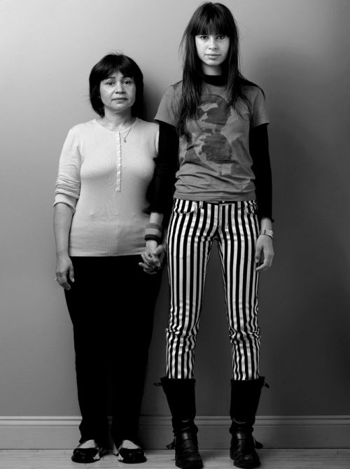 Модели и их матери в фотопроекте Говарда Шатца (19 фото)