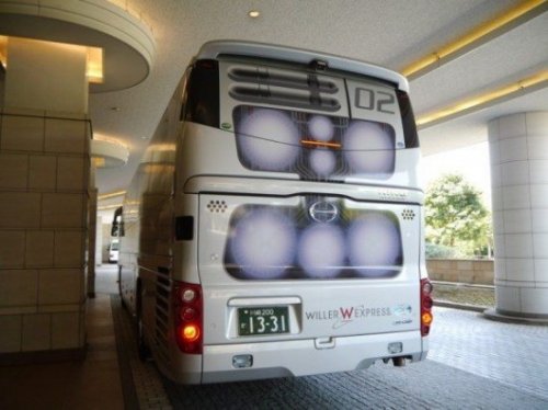 Испытайте космическое путешествие, сидя в конце японского автобуса