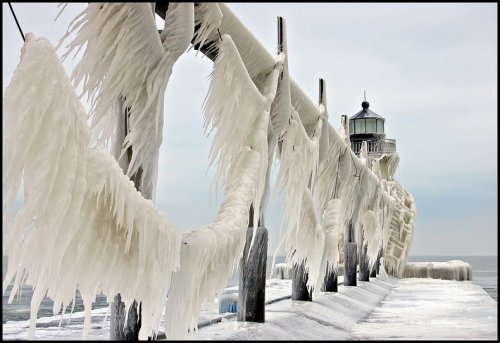 Замороженные маяки озера Мичиган (12 фото)