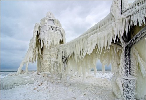 Замороженные маяки озера Мичиган (12 фото)