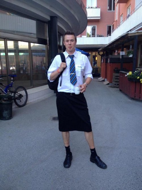 Шведские проводники надели юбки в ответ на запрет носить шорты