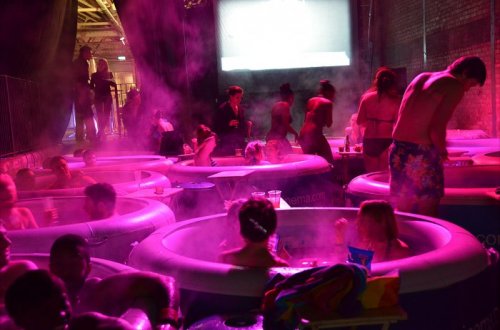 Hot Tub Cinema – просмотр фильмов, сидя в горячей бочке (13 фото)
