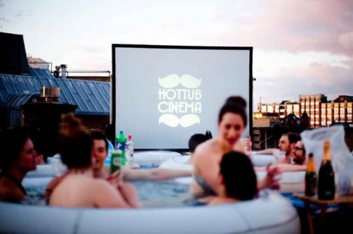 Hot Tub Cinema – просмотр фильмов, сидя в горячей бочке (13 фото)