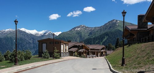 Горная олимпийская деревня в Сочи для лыжников и биатлонистов (10 фото)