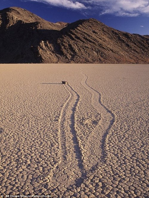 Учёные NASA утверждают, что разгадали тайну движущихся камней в Долине Смерти (8 фото)