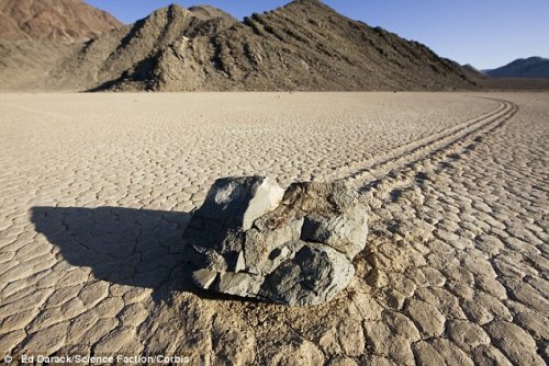 Учёные NASA утверждают, что разгадали тайну движущихся камней в Долине Смерти (8 фото)