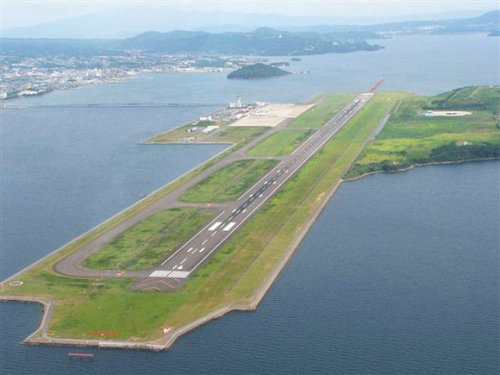 11 Удивительных островных аэропортов