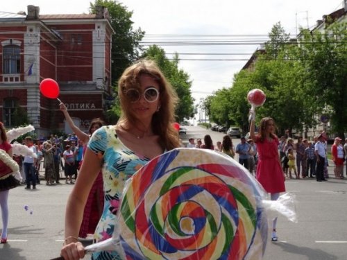 В Перми в честь Дня города состоялось карнавальное шествие (14 фото)