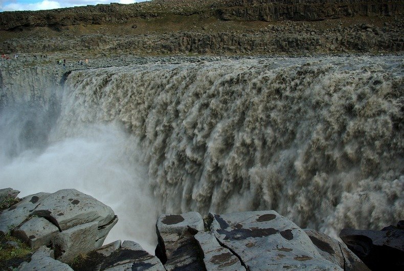 Большой водопад в европе. Водопад Деттифосс Прометей. Деттифосс — самый мощный водопад Европы. Водопад Хафрагильсфосс. Инженеры водопад Прометей Деттифосс.